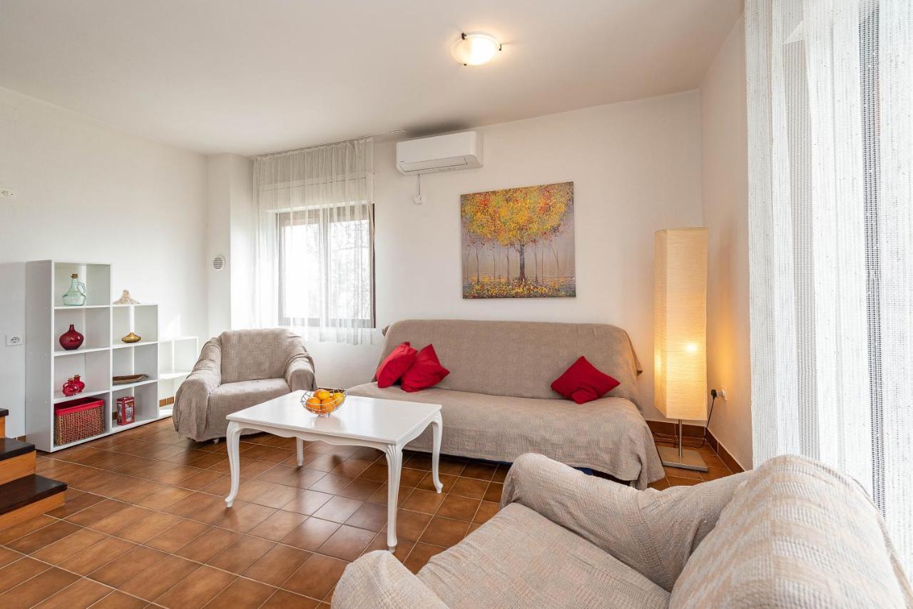 Beachfront Apartment Lostura Turanj Esterno foto